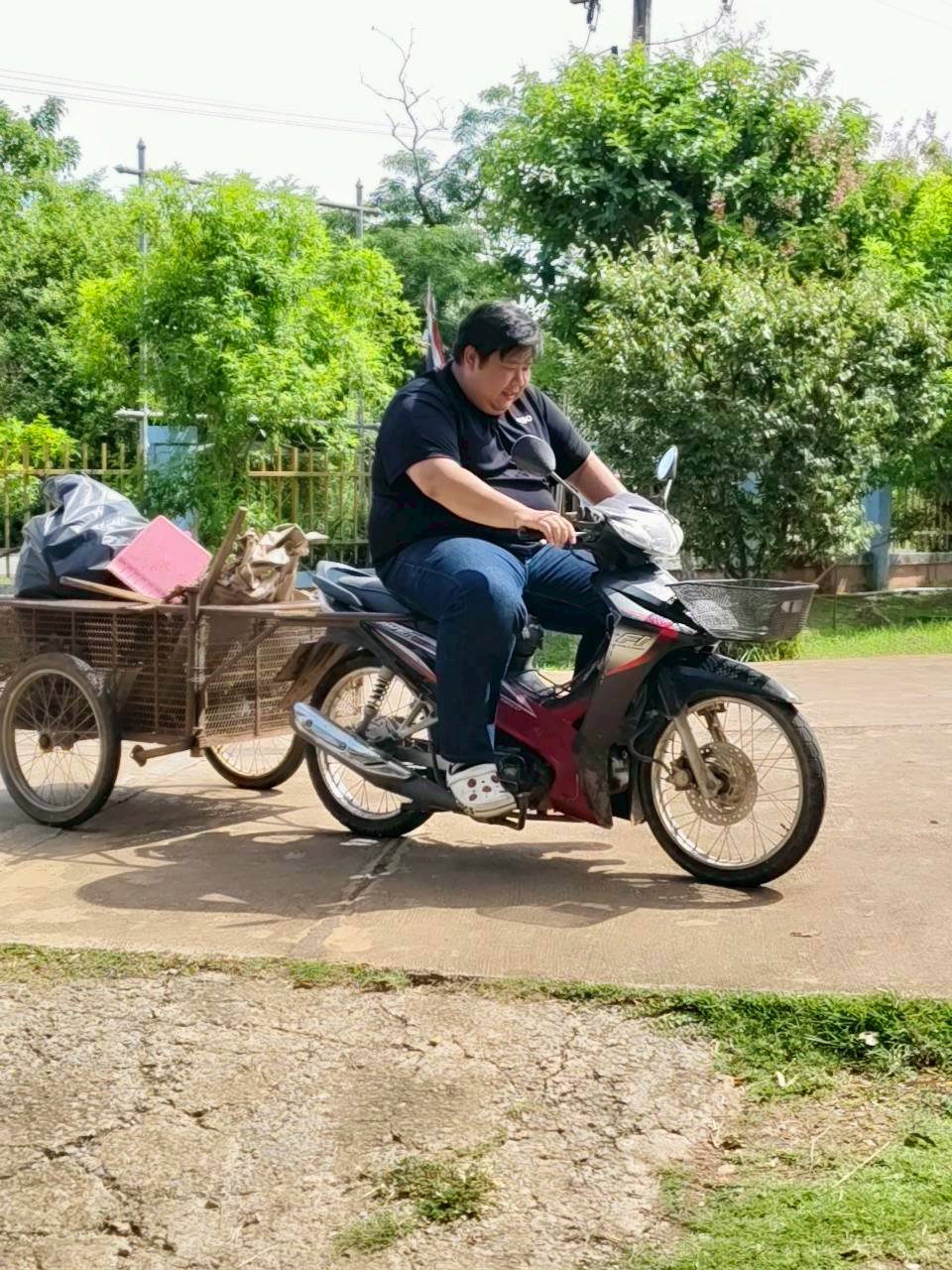 title - ส.ป.ก.แพร่ จัดกิจกรรมจิตอาสาบำเพ็ญสาธารณประโยชน์ และบำเพ็ญสาธารณกุศลเฉลิมพระเกียรติเนื่องในโอกาส พระราชพิธีมหามงคลเฉลิมพระชนมพรรษา ๔ รอบ  สมเด็จพระนางเจ้าฯ พระบรมราชินี 